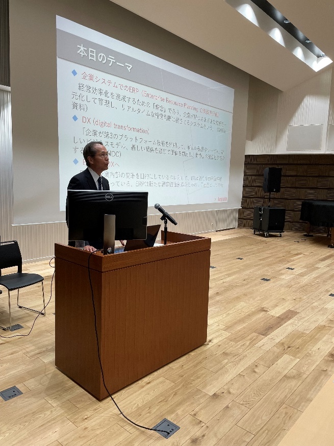 大学院で公開講義をする藤原さんのお写真