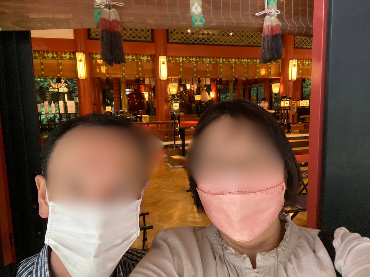 來宮神社とyasumiさんとご主人の写真