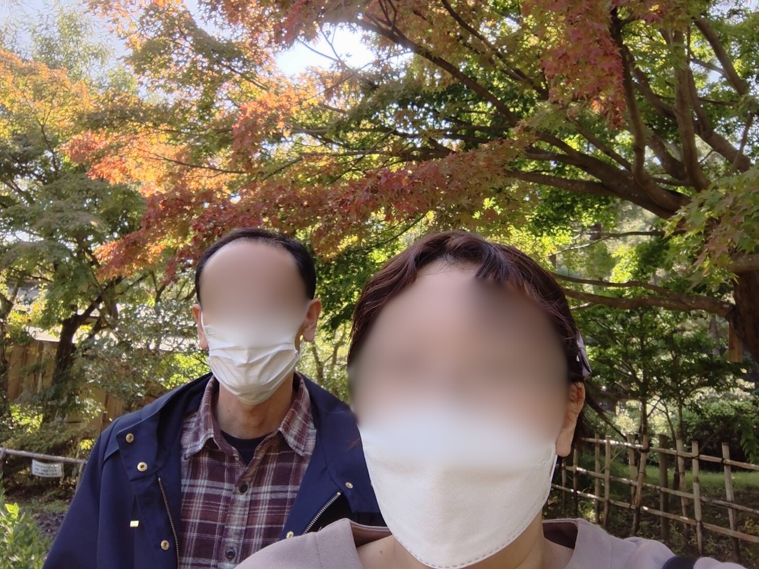 ウォーキングをしているyasumiさんとご主人の写真